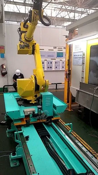 track-motion-7th-axis-robot-3.jpg